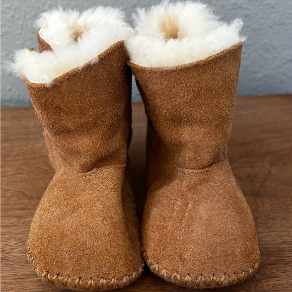 UGG Tan Baby Booties with Cream Lining Size 5 - Picture 8 of 11